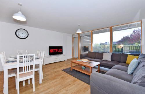 The Vizion serviced apartments from Pincott Properties - free parking, private balcony, and WiFi - Photo 30