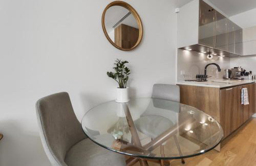 Sunny Oasis with WD I Central Air I Desk I Free Park - Foto 7