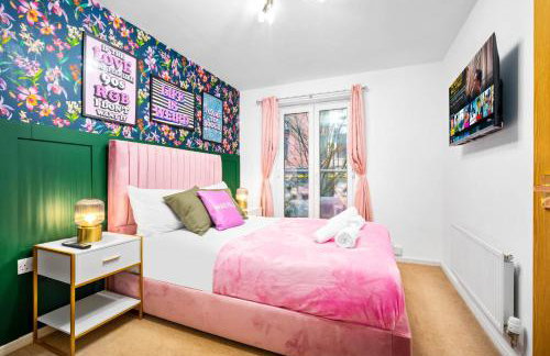 Stylish Manchester 4 Bed House with Garden - 4 Doubles Beds & 1 Single Bed - Sleeps 9 - Salford - FREE PARKING - SMART TVs in every bedroom - FREE NETFLIX - 6 min to City Centre, Close to Trafford Centre, Etihad Stadium, Manchester Arena, Clubs & more - Foto 14