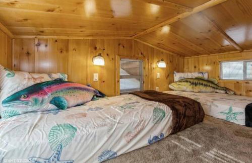 Knotty but Nice-sleeps 6-one minute to lake! - Foto 11