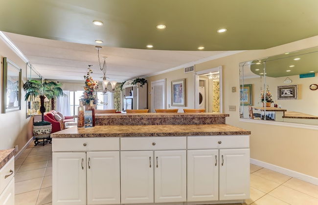 Tastefully Decorated Condo with Scenic Beach Views by RedAwning - Foto 2