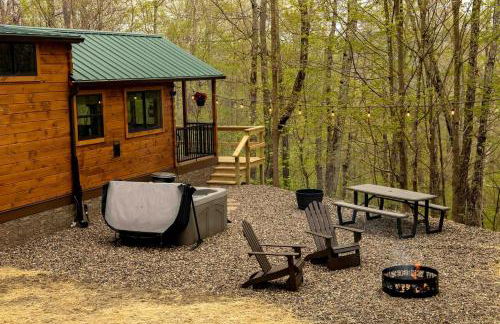 Cozy Log Cabin with a Hot Tub near Seneca Rocks, West Virginia - Perfect for a Romantic Glamping Getaway to the Mountains - Foto 8