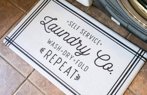 Large 4 Bedroom Home Close to Airport and IX Center - Foto 21