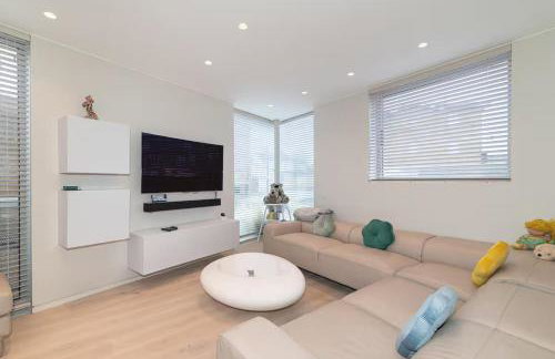 Modern Smart Home with Garden close to Richmond - Pass the Keys - Foto 1
