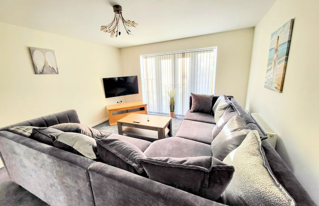 Large Modern House with Parking - Photo 51