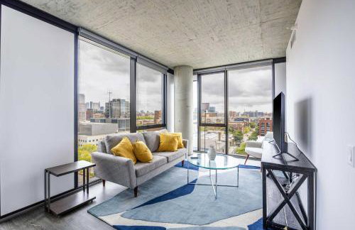 Freshly Minted 2BR - Elegance & Comfort in Central Chicago - Photo 1