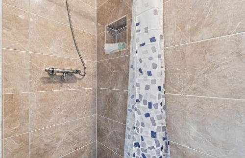 Centrally Located 4BR House By Hyped Properties Short Term Rental Agency With Free Parking Wolverhampton - Foto 52