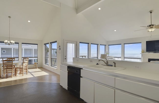 By the Sea - Foto 12