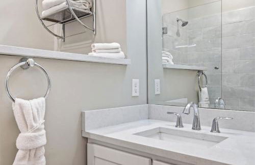 Charming Home in the Highlands W Private Backyard - Foto 27