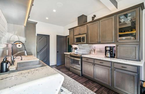 Luxury River Home - Pets Stay Free - Photo 18