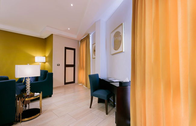 Oak Plaza Suites - Photo 7