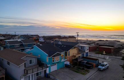 Steps to Beach w/ Patio+deck Foosball Happy Bottom Beach House by Avantstay - Foto 71