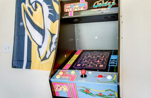 Game Room Fenced backyard Sleeps 10 Fire Pit - Photo 45