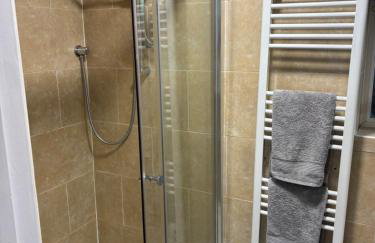 Cozy & Self Contained Garden Bungalow - Foto 18