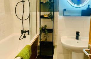 The Fifth Quarters, Grade II Listed Apartment, The Lace Market, NG1, City Centre, Nottingham, Sleeps 4 - Photo 4