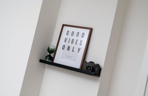 Modern Canal-Side Apartment in Milton Keynes - Photo 4