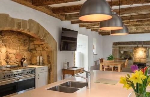 10 Bed Stunning House in village, with Hot Tub - Photo 34