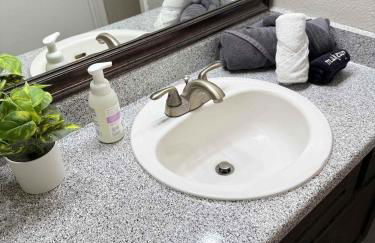 Boulevard Stays Serene 1BR King Suite with Pool Gym & Free Parking 01 - Photo 17