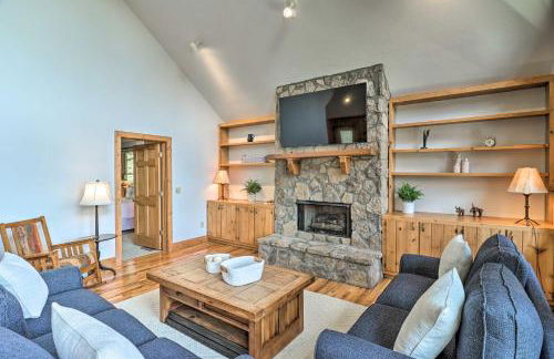 Sapphire Retreat with 2 Decks, Views and Resort Access - Foto 5