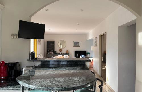 Villa des pontons Maison 5 chambres avec grand jardin clos et belle terrasse séjour spacieux lumineux à 2 kms de la plage d'Arromanches près de Bayeux, Omaha beach - table de ping pong - garage - Foto 15