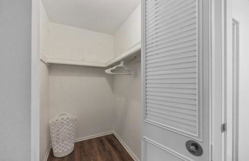 Pine Brook 1108 I Pool Gym I Free Parking ! - Foto 16