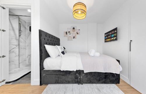 AC & Private Drive Stylish 4BR 5 Beds 8 Guests Wifi And Parking - Photo 41