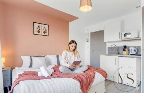 Modern 1C Longton Suite Near Alton Towers with Netflix, Wi-Fi & Kitchenette - Foto 1