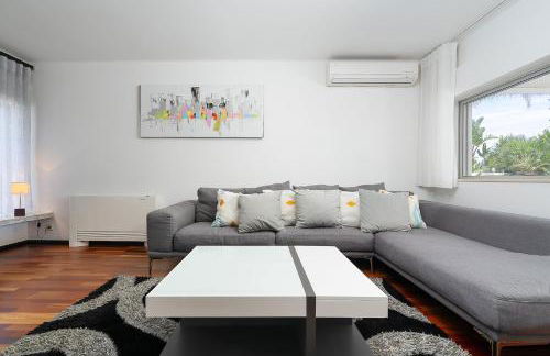 Deluxe 4BDR House W/ Pool by LovelyStay - Photo 12