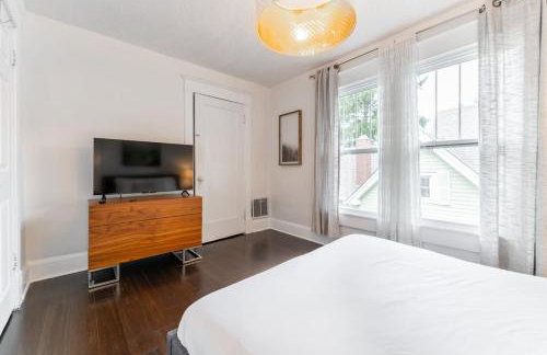 6 Bedroom Duplex Sleeps 14 Close to Lucas Downtown - Photo 26