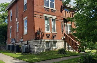 Modern style and comfort near UC - Photo 16