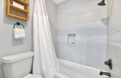 Stay Awhile Condo Minutes to Beach with Pool - Foto 15