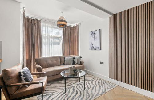 Stylish Flat I Sleeps 6 I With Parking - Photo 2