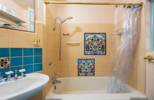 Cozy 2BR Home Near UNR with Large Deck & Parking - Foto 25