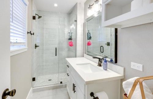 Deck and Views Spacious Lake House Escape - Foto 22