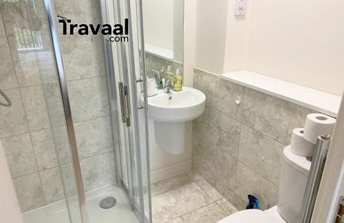 Travaal.©om - 2 Bed Serviced Apartment Farnborough - Foto 8