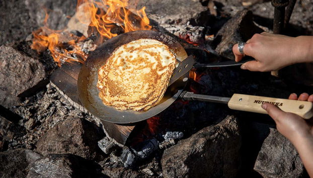 Cocinando tortitas finlandesas en la hoguera