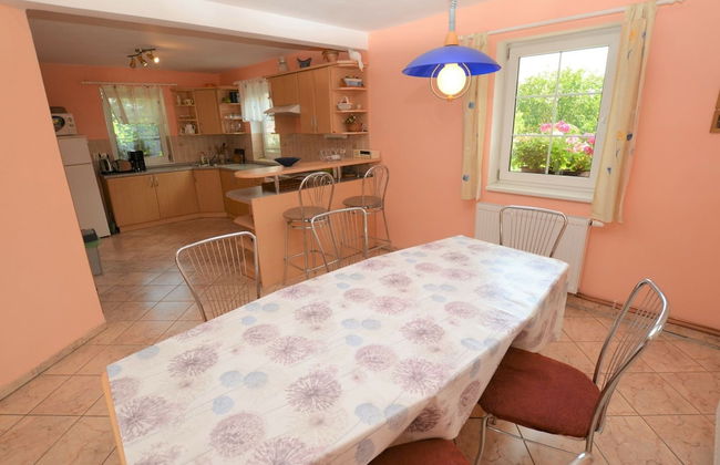 Comfortable Detached House With Large Garden - Photo 18