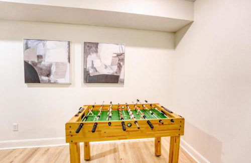 Spacious Modern Retreat with Game Room & Fire Pit near Trails - Foto 18