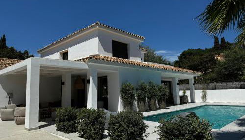 Marbella Bliss - Luxury 4-Bedroom VILLA with Garden, Private POOL & Jacuzzi, Marbesa near- 5 min to the Cabopino Beach - Photo 3