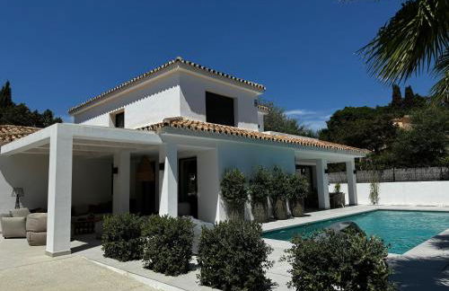 Marbella Bliss - Luxury 4-Bedroom VILLA with Garden, Private POOL & Jacuzzi, Marbesa near- 5 min to the Cabopino Beach - Photo 3