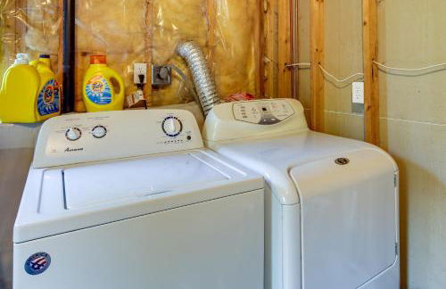 2 Mi to Cedar Lake Quiet Home with Fire Pit and Deck - Foto 26