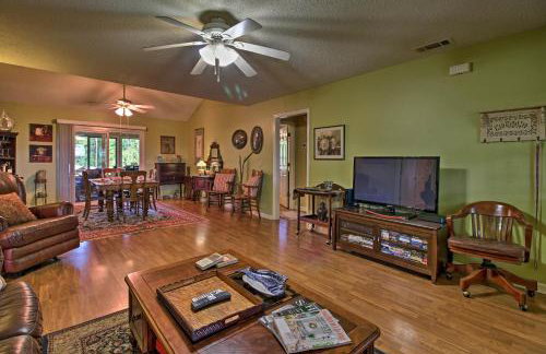 Waterfront Midway Home with Sunroom and Large Yard - Foto 9