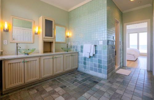 Spectacular 8 Bedroom Oceanfront Hamptons Beach House, Your Castle By The Sea ! - Foto 80