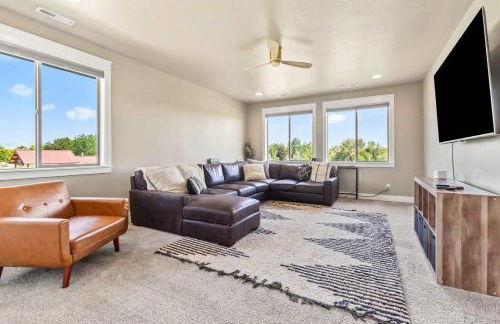 Modern 5BR Retreat with Hot Tub Cold Plunge & Park - Foto 17