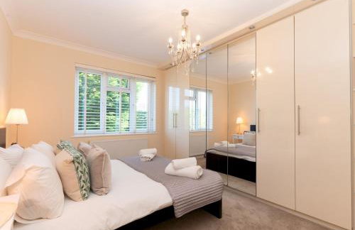 Pass the Keys Stunning Spacious Chessington Gem with Parking - Photo 28