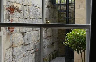 Primrose Cottage - Two Bed Cottage with Private Courtyard & Nearby Parking - Foto 8