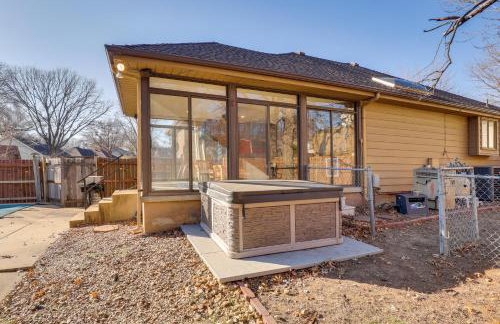 3,000-Sq-Ft Group Getaway with Pool Near Kansas City - Foto 36