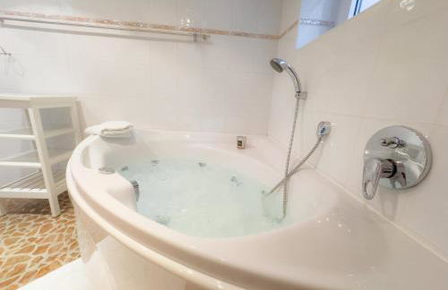 Souterrain Apartment mit eigenem Eingang und Terasse - Foto 2