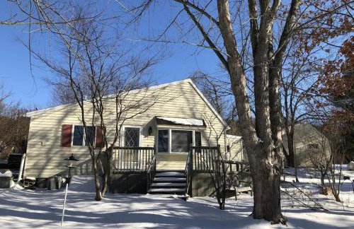 The Sunflower - Hot Tub Hideaway on 13 Wooded Acres - Fire Pit - Lake View - Near Keuka & Seneca Lake - Pet-Friendly - Foto 15