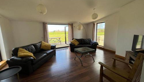 Berryhill East Steading - 3 bedroom 2 bathroom self-catering - sleeps 6 - Private off-road parking - Yard & Shed - Suit Contractors - Peterhead 1 mile - Newly Refurbished - Underfloor Heating - Drying Room - Golf Driving Range - Cafe - Extensive Footpaths - Foto 3